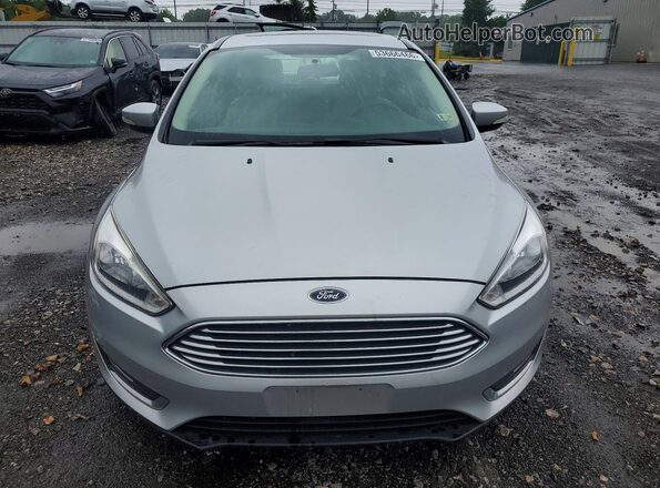 1FADP3N27JL271877 2018 FORD FOCUS Серебряный Вид спереди