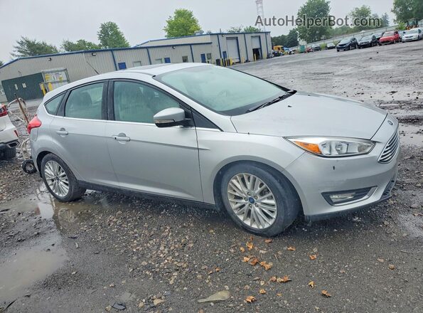 1FADP3N27JL271877 2018 FORD FOCUS Серебряный Передняя правая четверть