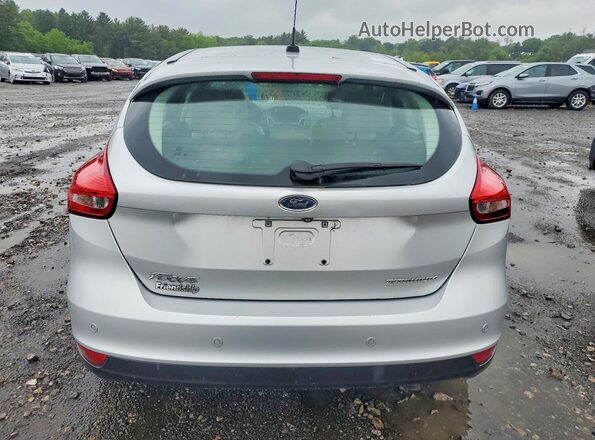 1FADP3N27JL271877 2018 FORD FOCUS Серебряный Вид сзади