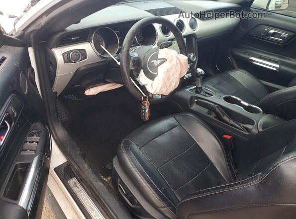 1FATP8UH0G5226663 2016 FORD MUSTANG Белый Вид панели приборов