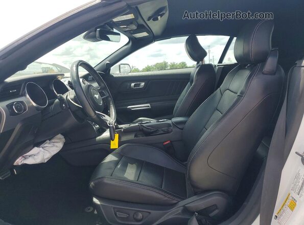 1FATP8UH4P5105697 2023 FORD MUSTANG Белый Вид салона спереди