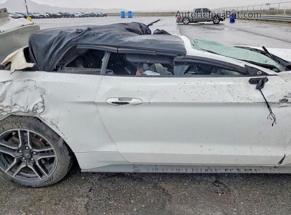 1FATP8UH6K5170995 2019 FORD MUSTANG White Widok tylnych siedzeń