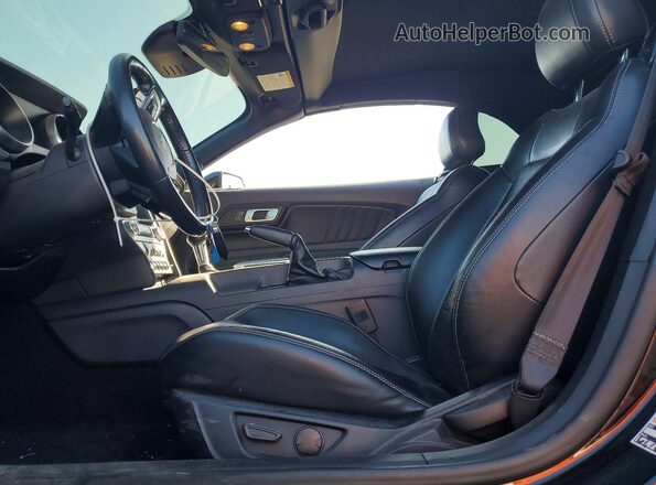 1FATP8UHXM5123777 2021 FORD MUSTANG Черный Вид салона спереди