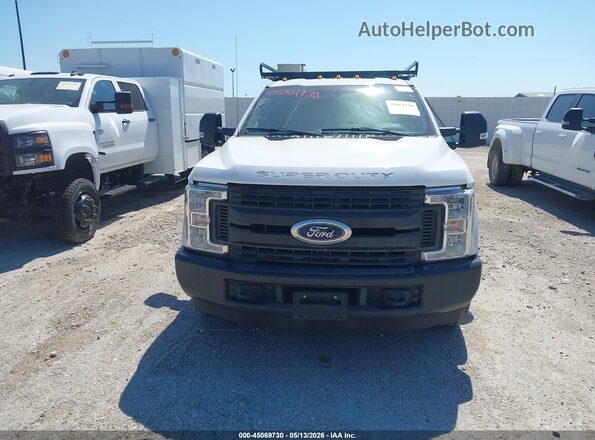 1FD7X3E67KEC46909 2019 FORD F-350 CHASSIS Белый Вид щитка приборов