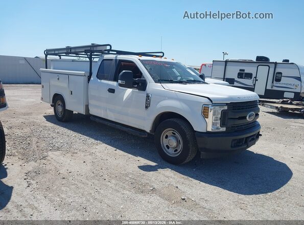 1FD7X3E67KEC46909 2019 FORD F-350 CHASSIS Белый Вид задней части салона