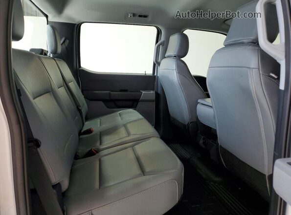 1FD8W3HT7SEC61628 2025 FORD F350 White Widok wnętrza z tyłu