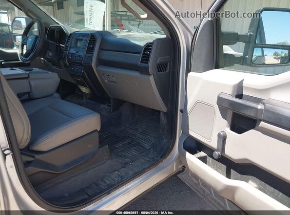1FDBF2A69HEE07203 2017 FORD F-250 Серебряный Вид салона спереди