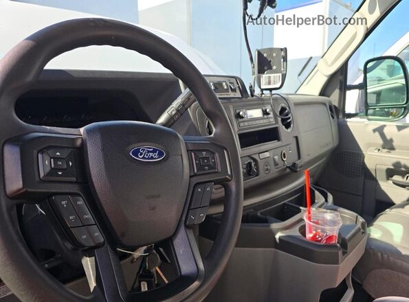 1FDWE3FK3PDD14780 2023 FORD ECONOLINE Белый Вид щитка приборов