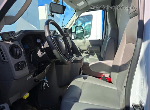 1FDWE3FK6PDD18824 2023 FORD ECONOLINE Белый Вид подкапотного пространства