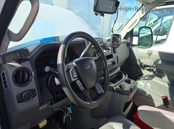 1FDWE3FK6PDD18824 2023 FORD ECONOLINE Белый Вид щитка приборов