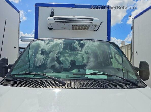 1FDWE3FK8PDD14726 2023 FORD ECONOLINE White Widok wnętrza z tyłu