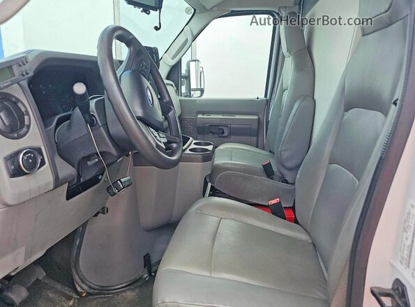 1FDWE3FK8PDD14726 2023 FORD ECONOLINE White Widok z przodu