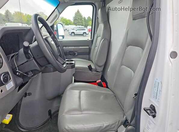 1FDWE3FNXRDD00713 2024 FORD ECONOLINE Белый Вид задней части салона