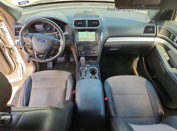 1FM5K7D88HGD85752 2017 FORD EXPLORER Белый Вид панели приборов
