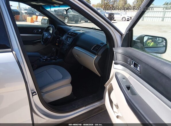 1FM5K8B84JGC45390 2018 FORD EXPLORER Серебряный Вид салона спереди
