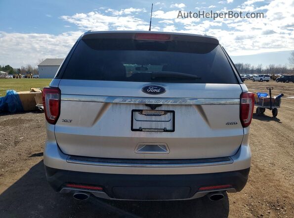 1FM5K8D82JGC40007 2018 FORD EXPLORER Серебряный Вид сзади