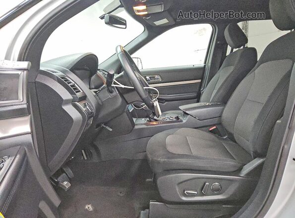 1FM5K8D84JGC15559 2018 FORD EXPLORER Серебряный Вид салона спереди