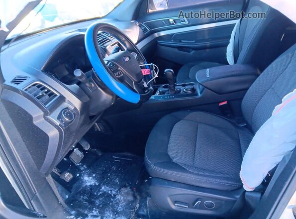 1FM5K8D86HGD05094 2017 FORD EXPLORER Серебряный Вид салона спереди
