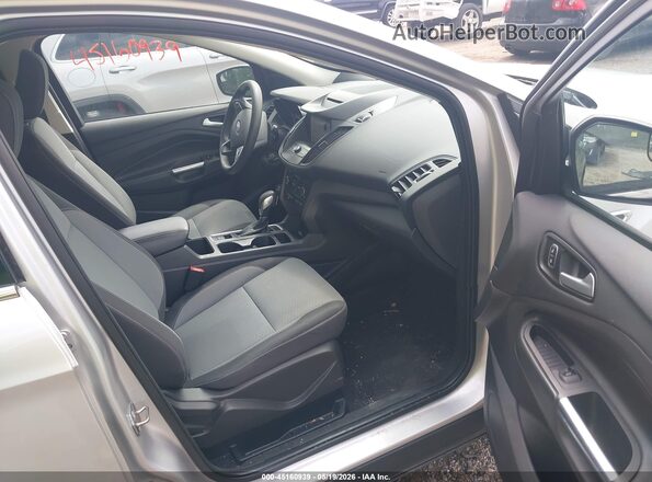 1FMCU0GD0JUB51615 2018 FORD ESCAPE Silver Widok wnętrza z przodu
