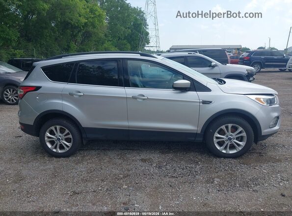 1FMCU0GD0JUB51615 2018 FORD ESCAPE Silver Widok wnętrza z tyłu