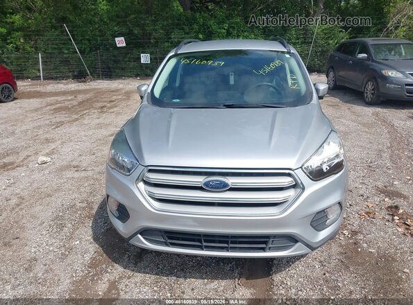 1FMCU0GD0JUB51615 2018 FORD ESCAPE Silver Widok z przodu