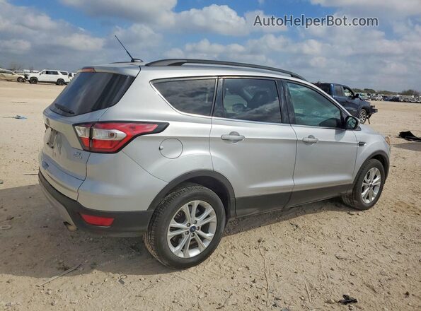 1FMCU0GD2JUC32566 2018 FORD ESCAPE Серебряный Задняя правая четверть