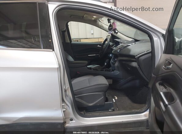1FMCU0GD3HUE43351 2017 FORD ESCAPE Серебряный Вид салона спереди