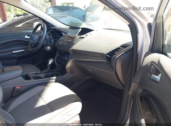 1FMCU0GD3JUB15417 2018 FORD ESCAPE Серебряный Вид салона спереди