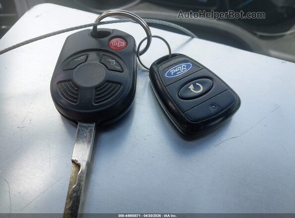 1FMCU0GD4HUB28333 2017 FORD ESCAPE White Widok deski rozdzielczej