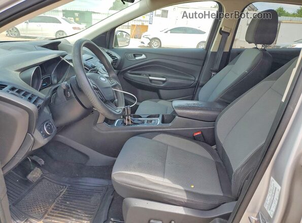 1FMCU0GD4HUB79427 2017 FORD ESCAPE Серебряный Вид салона спереди