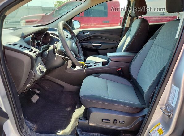 1FMCU0GD4HUC61271 2017 FORD ESCAPE Серебряный Вид салона спереди