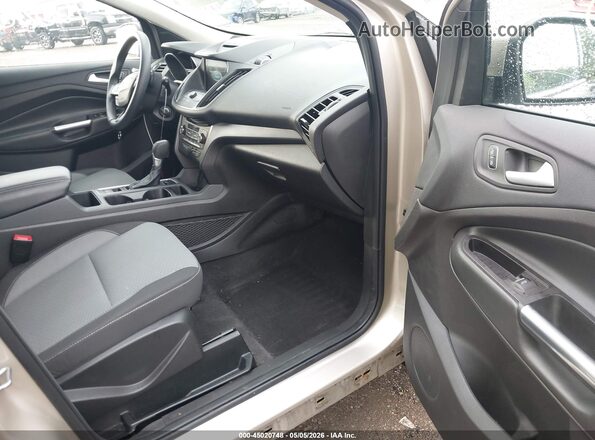 1FMCU0GD4HUD83595 2017 FORD ESCAPE Золотой Вид салона спереди