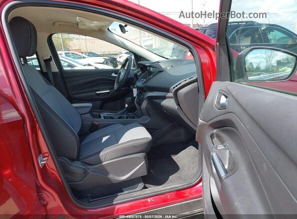 1FMCU0GD5HUB20726 2017 FORD ESCAPE Красный Вид салона спереди