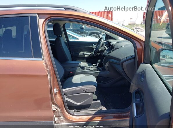 1FMCU0GD6HUC76306 2017 FORD ESCAPE Оранжевый Вид салона спереди
