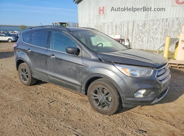 1FMCU0GD6JUB09501 2018 FORD ESCAPE Gray Przód prawy