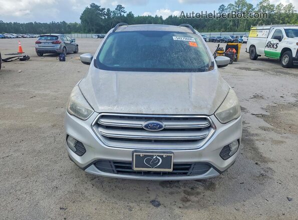 1FMCU0GD7JUB62109 2018 FORD ESCAPE Silver Widok z przodu