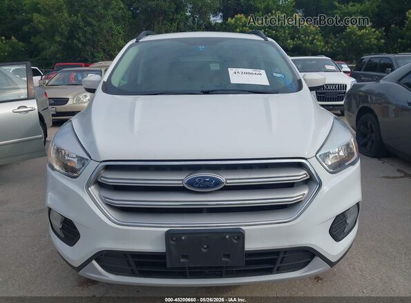 1FMCU0GD7JUD07052 2018 FORD ESCAPE Белый Вид спереди