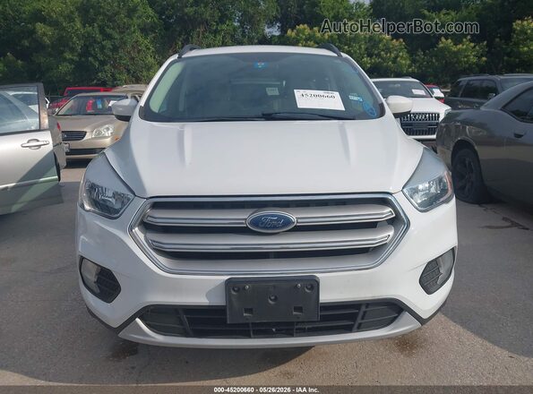 1FMCU0GD7JUD07052 2018 FORD ESCAPE Белый Вид щитка приборов