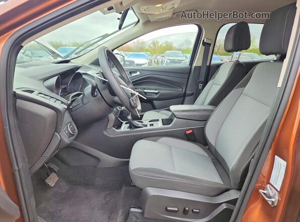 1FMCU0GD8HUC64898 2017 FORD ESCAPE Коричневый Вид салона спереди