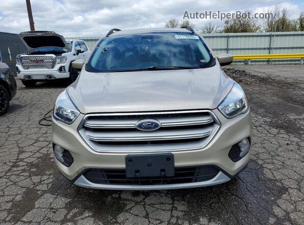 1FMCU0GD8JUB61888 2018 FORD ESCAPE Золотой Вид спереди