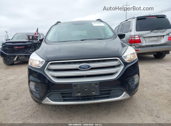 1FMCU0GD8JUD02300 2018 FORD ESCAPE Черный Вид щитка приборов