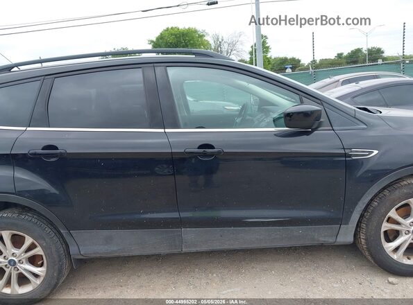 1FMCU0GD8JUD02300 2018 FORD ESCAPE Черный Вид задней части салона