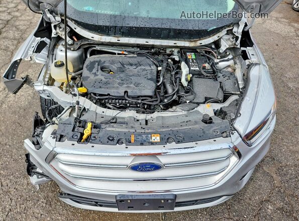 1FMCU0GD9JUD43924 2018 FORD ESCAPE Silver Widok komory silnika
