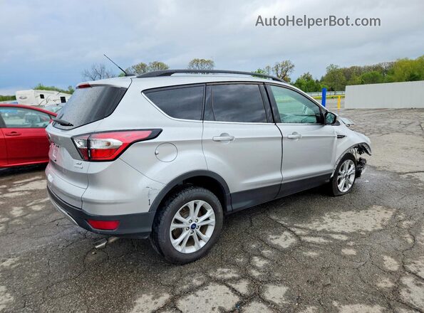 1FMCU0GD9JUD43924 2018 FORD ESCAPE Silver Tył prawy