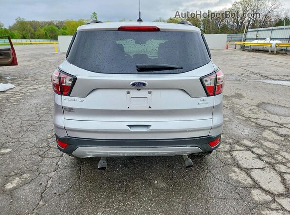 1FMCU0GD9JUD43924 2018 FORD ESCAPE Silver Widok z tyłu