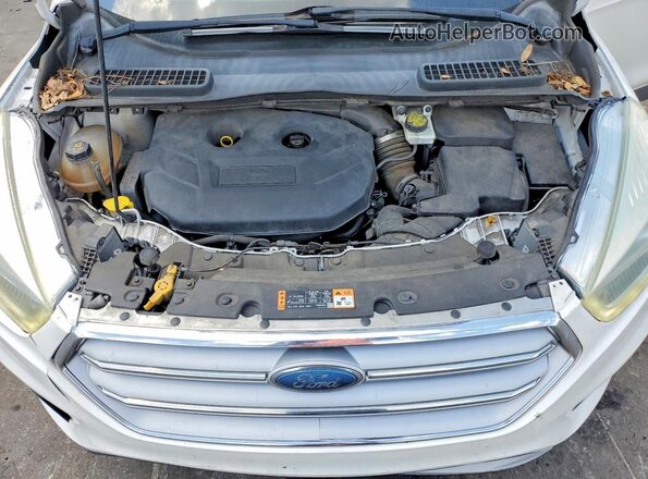 1FMCU0J91HUB04074 2017 FORD ESCAPE White Widok wnętrza z tyłu