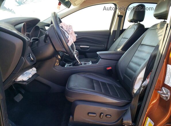 1FMCU0J99HUB01875 2017 FORD ESCAPE Оранжевый Вид салона спереди