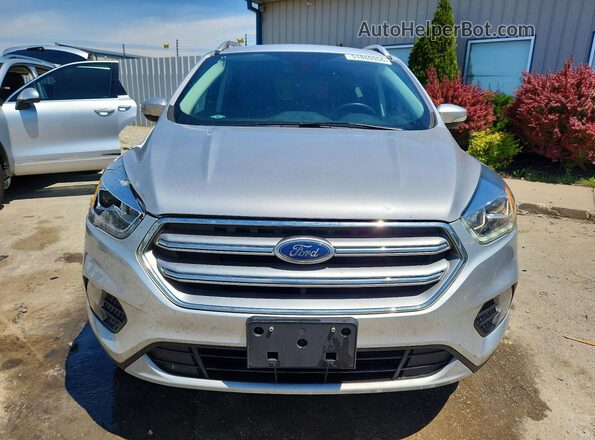 1FMCU0JD2HUB39002 2017 FORD ESCAPE Серебряный Вид спереди