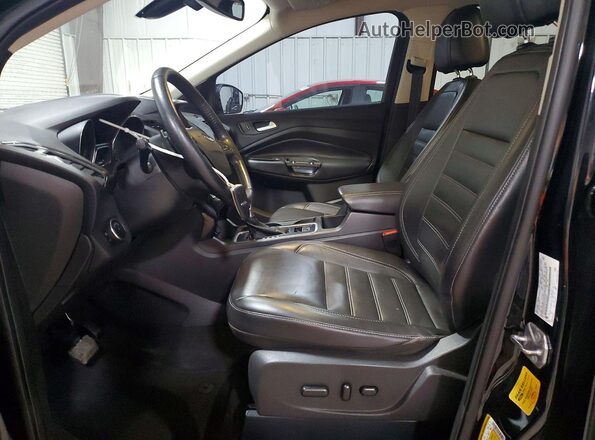 1FMCU0JD7HUC22957 2017 FORD ESCAPE Черный Вид салона спереди