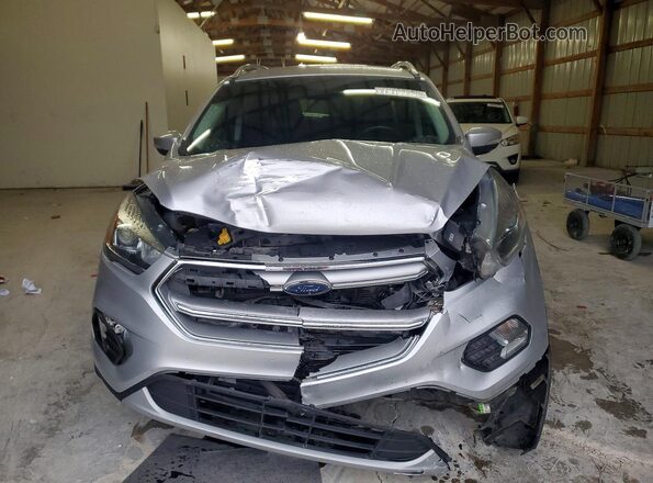 1FMCU0JDXHUD17755 2017 FORD ESCAPE Серебряный Вид спереди